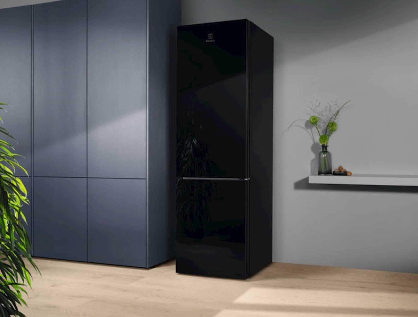 Frižider Electrolux sa zamrzivačem LNT7ME36K2